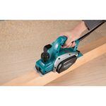 2-plaina-makita-m1902b-utilizando