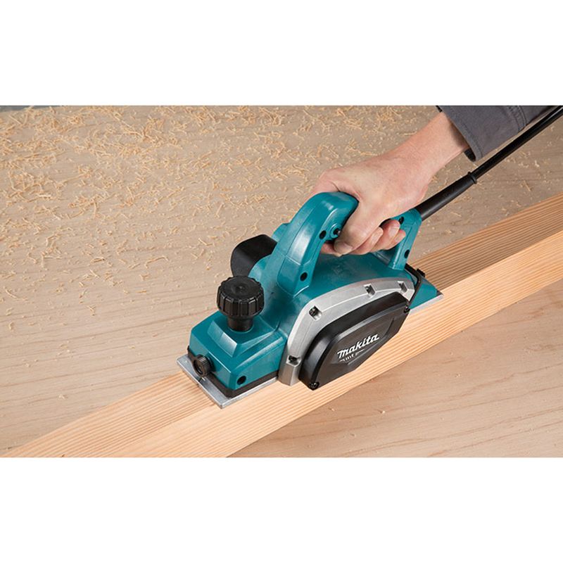 2-plaina-makita-m1902b-utilizando